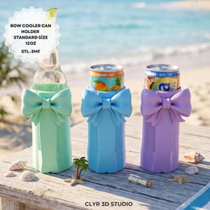 Op de afbeelding: Drie can-houders in de vorm van een strik, in mintgroen, lichtblauw en lavendel. De houders zijn ontworpen voor standaard 355 ml blikjes en flessen. De afbeelding bevat een fles met een limoenpartje en twee blikjes ijsthee en vruchtensap.