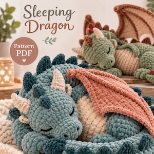 Puede incluir: Un patrón de ganchillo en PDF titulado Sleeping Dragon que muestra dos dragones de peluche. Uno es de color verde azulado con un ala color melocotón, y el otro es verde salvia con un ala beige. Ambos tienen ojos cerrados, cuernos y espinas.