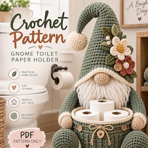 Könnte beinhalten: Eine Häkelanleitung für einen Gnomen-Toilettenpapierhalter mit dem Text Crochet Pattern Gnome Toilet Paper Holder und PDF Pattern Only. Der Gnom ist salbeigrün mit einer hohen Mütze, weißem Bart und einem Korb für drei Rollen.