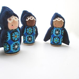 Blue Peg Gnome Girl // waldorf toy // peg people // gnome doll // peg girl // table puppet // natural toy // wood toy // Waldorf gnome