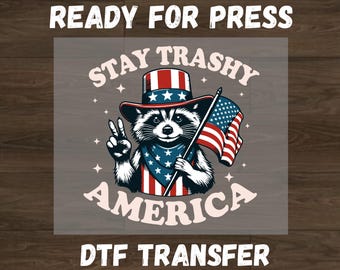 Stay Trashy America Dtf Transferencia, Mapache del 4 de julio Dtf, Regalo para amantes de los mapaches, Diseño divertido de camiseta del 4 de julio, Estampados térmicos de la bandera estadounidense