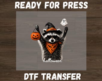 Transferencia DTF de mapache brujo, lindo mapache de Halloween listo para planchar, gráfico de temporada espeluznante de otoño, diseño de camiseta retro de otoño