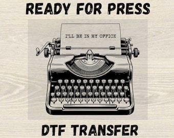 Estaré en mi oficina listo para imprimir. Transferencia DTF, diseño de camiseta de máquina de escribir, transferencia térmica DTF vintage para oficina, transferencia DTF de alta calidad.