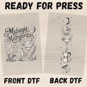 Peut inclure: Deux feuilles de transfert DTF avec des illustrations au trait noir et blanc. La feuille de gauche affiche le texte Midnight Margaritas, un verre à margarita, une grenouille avec un chapeau de sorcière, une bougie et une bouteille. La feuille de droite montre une pile verticale d'un croissant de lune, d'une grenouille, d'un verre à margarita, d'une cafetière et d'un champignon.