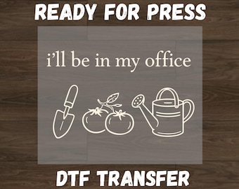 Estaré en mi oficina, jardín, DTF, transferencia DTF lista para imprimir, regalo para amantes de las plantas, diseño de camiseta de jardinería, transferencia térmica de alta calidad.