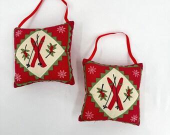 Juego de 2 adornos colgantes de invierno bordados de estilo vintage, color rojo y verde.