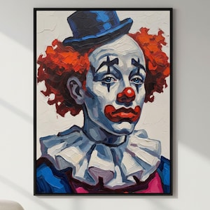 Puede incluir: Pintura al óleo de un payaso con sombrero de copa y cuello con volantes. El payaso tiene pintura facial blanca, labios y nariz rojos y sombra de ojos azul. El pelo del payaso es de color rojo brillante y el sombrero de copa es azul oscuro. El cuadro está enmarcado.