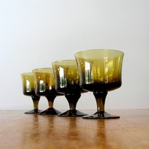 Vier Vintage Mid Century Milnor Schweden moderne Glas Kelchs Denby Mirage Bernstein braun schwedischen modernen Barware