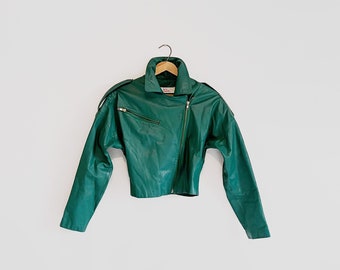 Vintage 80's Cropped Green Leather Motorcycle Jacket Women's 7/8 Small / Medium Nipped Tailored Waist Shoulder Pads Diagonal Zipper Pocket