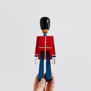 Vintage Mid Century Kay Bojesen, soldat jouet en bois peint danois moderne / Figurine de garde / jouet fabriqué au Danemark