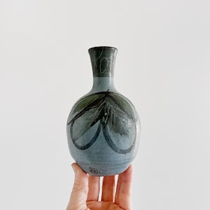 Circa 1970&#39;s Vintage Bennett Welsh Signed Studio Pottery Vase Pot Vessel Inscribed Pale Matte Crackle Glaze Northwest Ceramics