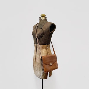 Bolso de mano Etienne Aigner vintage de cuero, década de 1980, ajustable al hombro o cruzado, con cierre de seguridad.