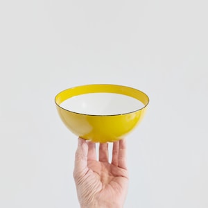 Pequeño cuenco vintage de mediados de siglo de Cathrineholm o Arabia Finel, de esmalte amarillo y blanco, estilo escandinavo moderno.