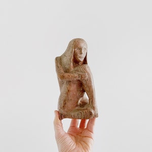 Vintage 1971 autodidactische volkskunst gesneden sculptuur houtsnijwerk / portret van een vrouw naïeve buitenstaander primitieve zittende hippie figuur