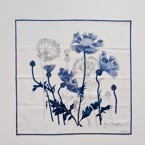 Pañuelo vintage de algodón azul y blanco firmado por Jim Thompson con diseño de flor de cardo. imagen 2