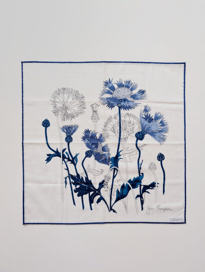 Pañuelo vintage de algodón azul y blanco firmado por Jim Thompson con diseño de flor de cardo. imagen 2