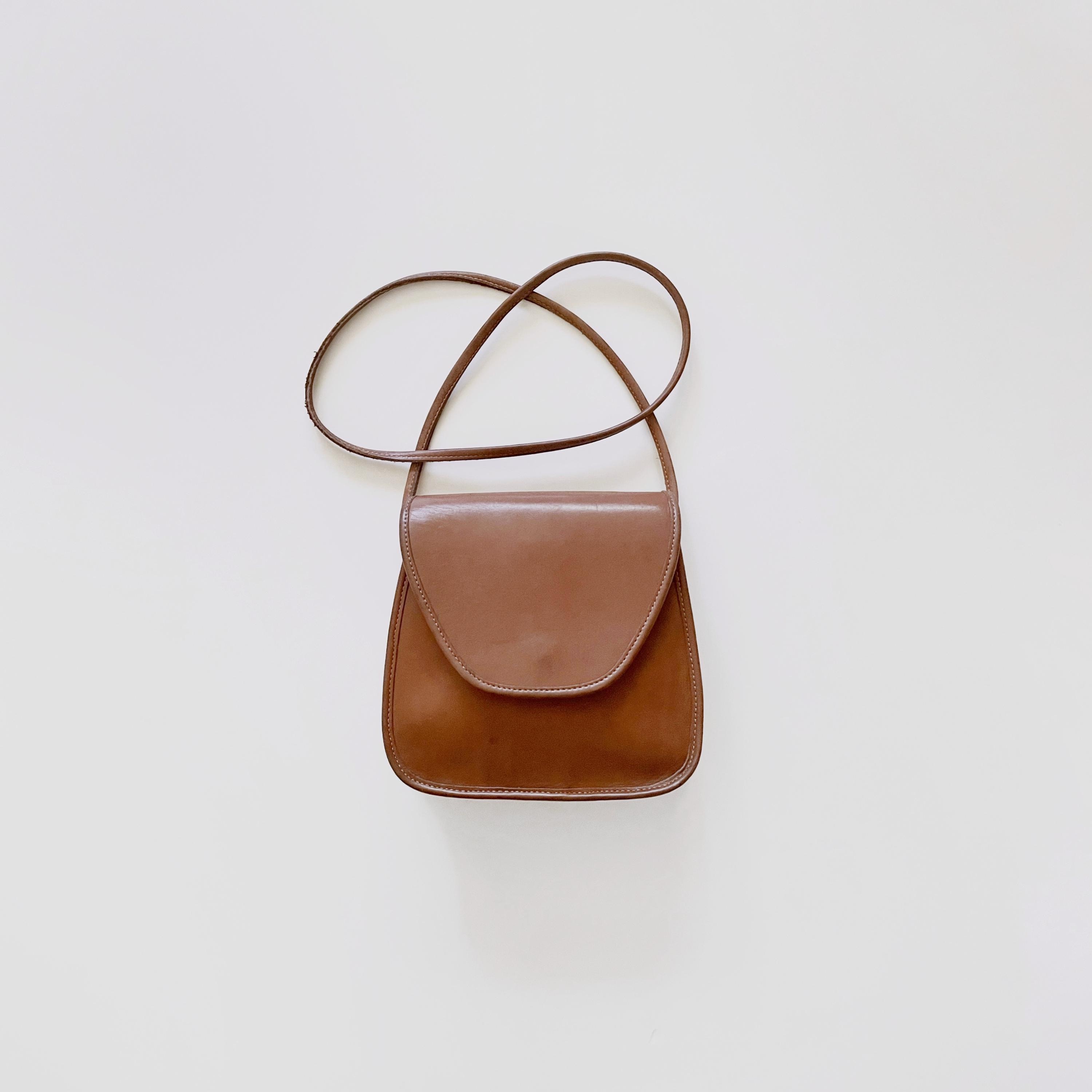 Vintage Circa 80's or early 90's Coach British Tan Leather Cross Body Lindsay Bag 9888 US Made Classic Warm Brown Handbag / Purse