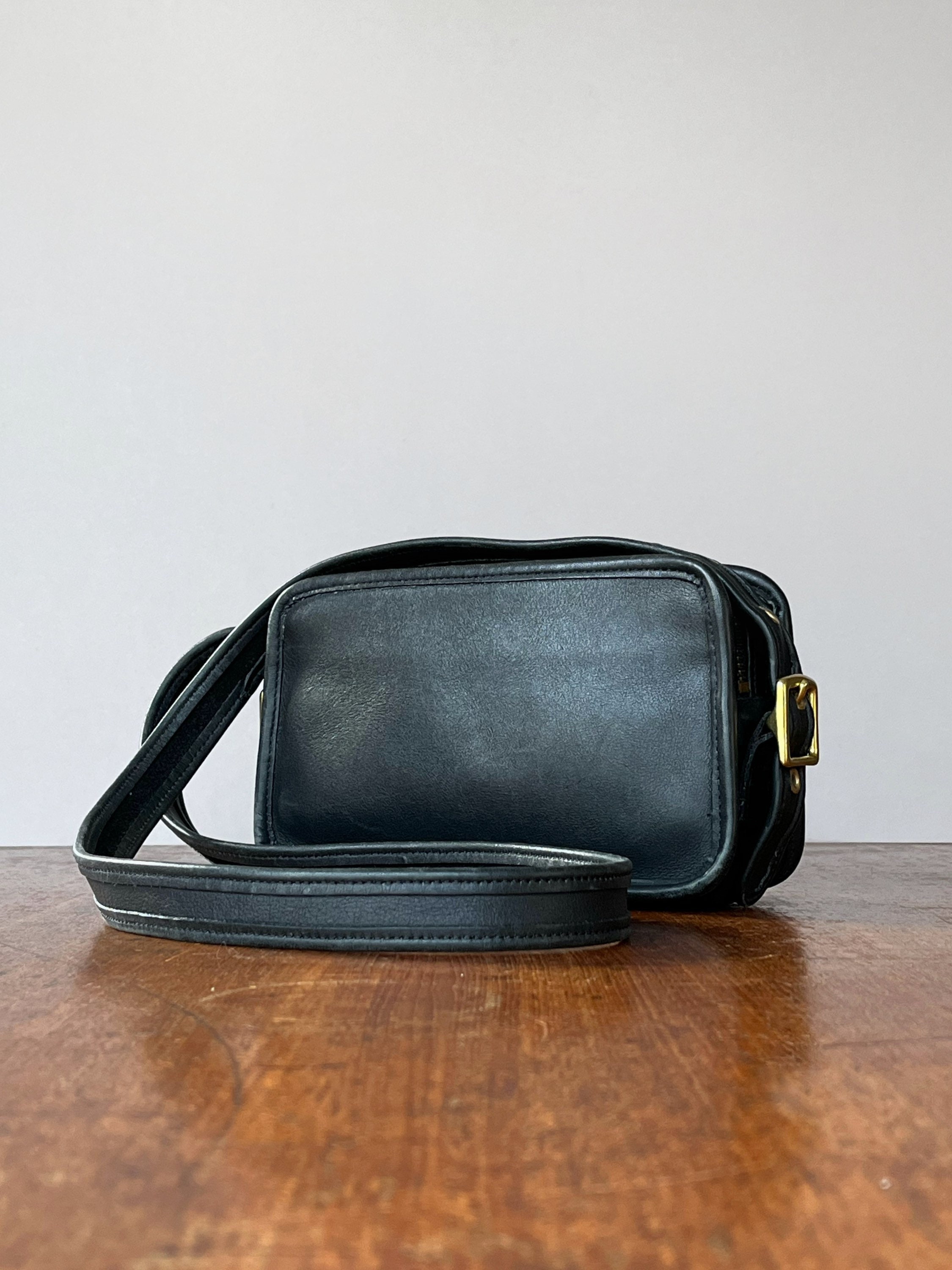 OLD COACHメッセンジャーバッグ Vintage Coach Black Leather 9167 Cross Body Zipper Bag Handbag