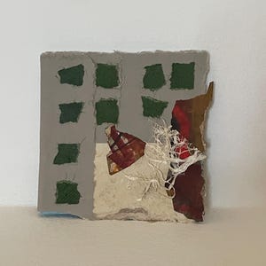 Peut inclure: Un collage artistique carré sur fond gris composé de huit carrés de papier vert foncé disposés en deux colonnes. L'œuvre présente une section couleur crème, un élément en papier déchiré rouge et brun, ainsi que des fils blancs fibreux.