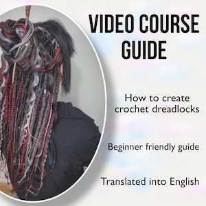 Puede incluir: Peinado con rastas de ganchillo, con mechones rojos, grises y negros. La imagen incluye el texto: "VIDEO COURSE GUIDE" y "How to create crochet dreadlocks." La guía es para principiantes y está traducida al inglés.