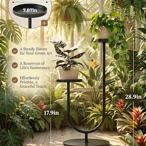 Op de afbeelding: Een zwarte metalen plantenstandaard met twee ronde niveaus, 31,24 cm breed, 45,47 cm en 73,41 cm hoog, met een bovendiameter van 19,99 cm. De tekst bevat A Graceful Hold for Your Treasures, A Steady Haven for Your Green Art, A Reservoir of Life's Sustenance en Effortlessly Pristine, a Graceful Touch.