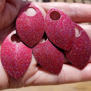 Scaglie di drago - Alluminio - Grandi - Rosso brillante - Glitter arcobaleno - set da 25