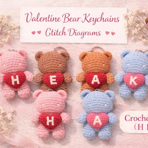 Może przedstawiać: Szydełkowe breloczki w kształcie misia w kolorze różowym, brązowym, pomarańczowym i niebieskim, każdy z czerwonym sercem z literą. Breloczki tworzą słowo "HEAK". Obraz zawiera również tekst "Valentine Bear Keychains" i "Crochet Pattern (HEAK)".