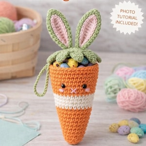 Könnte beinhalten: Eine gehäkelte karottenförmige Leckereientasche mit Hasenohren, gefüllt mit bunten Ostereiern. Die Tasche ist orange mit einem weißen Streifen und einem grünen, blattförmigen Oberteil. Der Text "Bunny Carrot Treat Bag Pattern" steht oben.