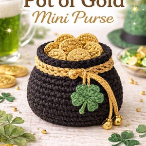 Könnte beinhalten: Eine schwarze Mini-Geldbörse aus Häkelarbeit, gefüllt mit goldfarbenen Münzen, mit goldfarbenem Besatz und einem grünen Kleeblatt-Anhänger. Der Text "CROCHET PATTERN Pot of Gold Mini Purse" ist sichtbar. Die Worte "EASY & FAST!" sind ebenfalls zu sehen.