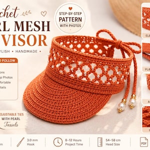 Op de afbeelding: Een haakpatroon voor een zonneklep met de tekst Crochet Pearl Mesh Sun Visor. De klep is oranje met een ruitvormige mesh-band versierd met kleine witte parels. Het bevat verstelbare bandjes met parelkwastjes en een plastic inzetstuk.