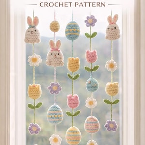 Op de afbeelding: Gehaakte paasguirlande met konijntjes, eieren en bloemen. De slinger bevat konijntjes, eieren, tulpen en madeliefjes in pastelkleuren. De tekst bovenaan luidt "Spring Bunny & Easter Garland - Crochet Pattern."