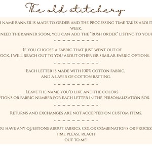 Puede incluir: Un gr&aacute;fico informativo de color crema claro con texto marr&oacute;n titulado The old stitchery. El texto detalla los pedidos de pancartas con nombres personalizados, incluyendo la composici&oacute;n de tela de 100% algod&oacute;n, instrucciones y pol&iacute;ticas.