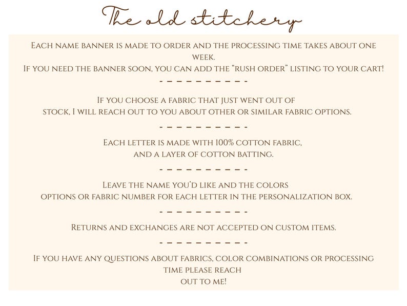 Puede incluir: Un gr&aacute;fico informativo de color crema claro con texto marr&oacute;n titulado The old stitchery. El texto detalla los pedidos de pancartas con nombres personalizados, incluyendo la composici&oacute;n de tela de 100% algod&oacute;n, instrucciones y pol&iacute;ticas.
