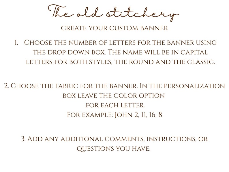 Puede incluir: Un gr&aacute;fico de instrucciones para un estandarte personalizado con el t&iacute;tulo The old stitchery. Describe tres pasos: elegir el n&uacute;mero de letras, seleccionar la tela y las opciones de color para cada letra, y a&ntilde;adir comentarios o instrucciones adicionales.