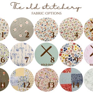 Puede incluir: Una colecci&oacute;n de quince muestras de tela circulares numeradas del uno al quince, titulada The old stitchery FABRIC OPTIONS. Los patrones incluyen varios estampados florales, cuadros vichy, lunares y motivos de setas en diversos colores.