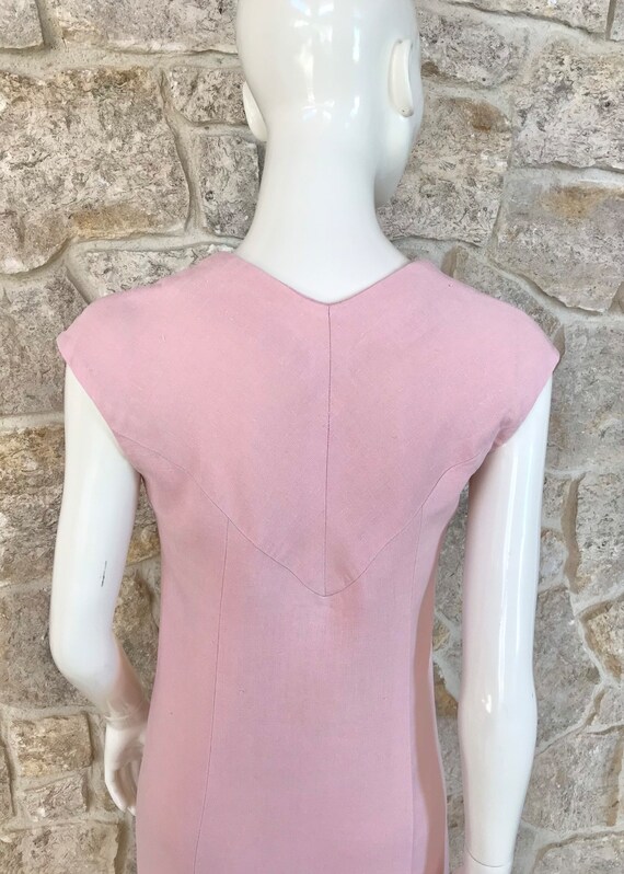 Adorable Vintage 1960s Pink Sleeveless Mod Sheath… - image 10