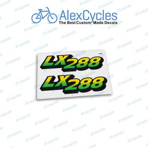 Puede incluir: Dos calcomanías LX288 con un diseño degradado verde y amarillo, delineadas en negro. Las calcomanías están sobre un fondo blanco. El texto "AlexCycles The Best Custom Made Decals" está en la esquina superior derecha.