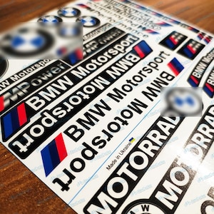 Pode incluir: Um conjunto de três canecas de cerâmica com acabamento fosco e salpicado. As canecas são em tons de creme, castanho claro e castanho escuro. Cada caneca tem um design simples e minimalista e uma alça arredondada.