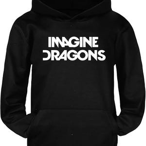 Op de afbeelding: Zwarte hoodie met witte tekst "IMAGINE DRAGONS". De hoodie heeft een voorzak, een capuchon met trekkoord en lange mouwen. Een casual, comfortabel kledingstuk.