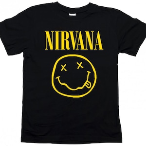 Peut inclure: T-shirt noir avec le mot "NIRVANA" en lettres jaunes au-dessus d'un smiley jaune avec des yeux barrés et une langue tirée. Le t-shirt est fait d'une matière douce.