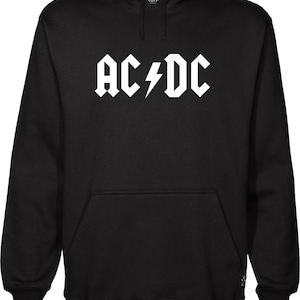 Op de afbeelding: Zwarte hoodie met witte tekst "AC/DC" en een bliksemgrafiek. De hoodie heeft een voorzak, een capuchon met trekkoord en geribde manchetten en zoom.