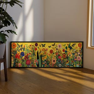 Op de afbeelding: Een rechthoekige panoramische kunstdruk in een zwarte lijst met een levendige gele achtergrond gevuld met een dichte, kleurrijke weide van diverse bloemen, groen gebladerte en verschillende kleine vlinders verspreid over het tafereel.