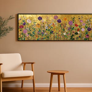 Puede incluir: Una pieza de arte mural rectangular y alargada que muestra un prado vibrante de flores coloridas, incluyendo flores moradas, rojas, amarillas y blancas sobre un fondo de pan de oro brillante, dentro de un marco negro fino.