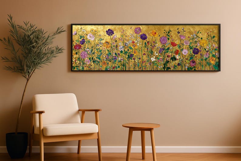 Puede incluir: Una pieza de arte mural rectangular y alargada que muestra un prado vibrante de flores coloridas, incluyendo flores moradas, rojas, amarillas y blancas sobre un fondo de pan de oro brillante, dentro de un marco negro fino.