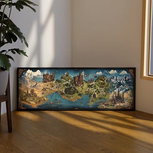 Może przedstawiać: Prostokątny oprawiony wydruk ścienny przedstawiający szczegółową ilustrację mapy fantasy. Grafika ukazuje rozległy krajobraz z wieloma kamiennymi zamkami, krętymi ścieżkami, gęstymi lasami, ośnieżonymi pasmami górskimi i dużym niebieskim jeziorem.