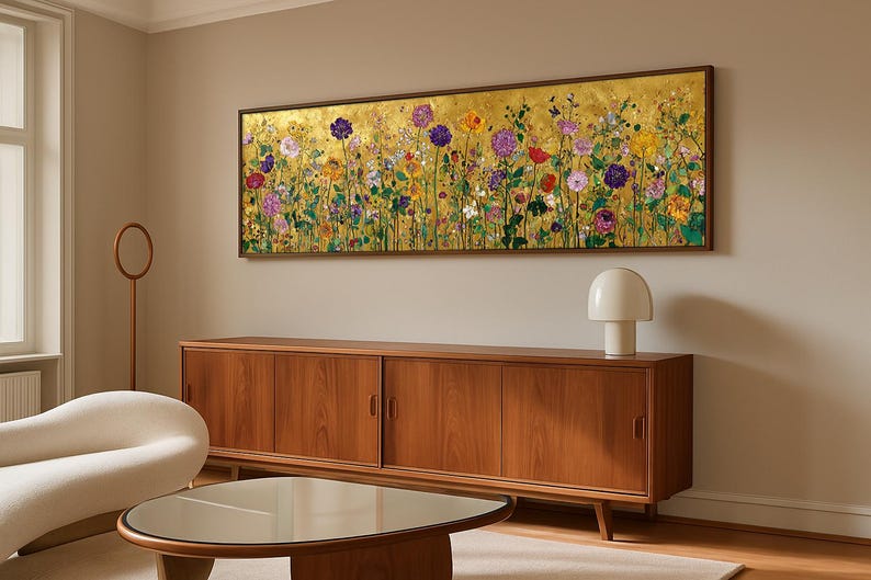 Puede incluir: Una pieza de arte mural rectangular que presenta un prado vibrante de flores coloridas sobre un fondo de pan de oro brillante, encerrada en un marco fino de color marr&oacute;n oscuro. La pintura muestra una variedad de flores en tonos morados, rojos y amarillos.