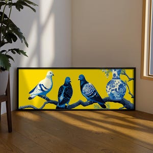 以下が含まれることがあります： 鮮やかな黄色の背景に、暗い枝にとまった3羽の鳩が描かれた長方形の額入りウォールアート。2羽の鳩は複雑な模様の濃い青色で、1羽は青いアクセントのある白色です。また、青と白の模様が入った花瓶も描かれています。