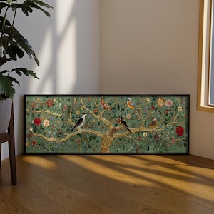 Könnte beinhalten: Ein rechteckiges gerahmtes Wandbild, das einen horizontalen Baum mit goldenen Ästen vor einem salbeigrünen Hintergrund zeigt. Der Baum ist mit verschiedenen bunten Vögeln und detaillierten Blüten in Rot-, Rosa- und Gelbtönen geschmückt.