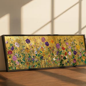 Puede incluir: Una pieza de arte mural rectangular en un marco negro que presenta una pintura vibrante de un prado florido. La obra muestra una densa colecci&oacute;n de flores coloridas en tonos morados, rojos, amarillos y rosas sobre un fondo dorado met&aacute;lico texturizado.