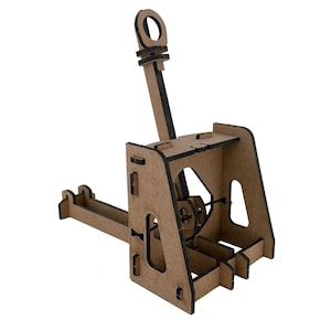 Puede incluir: Maqueta de madera clara de un dispositivo mecánico, posiblemente una palanca de cambios o un sistema de palancas. El modelo tiene bordes marrones oscuros y presenta un mango, una base y piezas entrelazadas. El diseño incluye una abertura circular en la parte superior del mango.